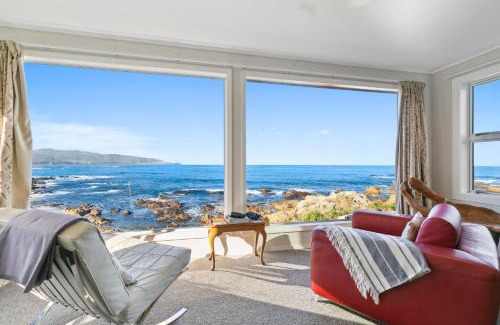 Houghton Bay Villa | Pacific Ocean seafront home near airport