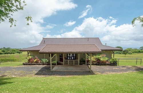 Pepeekeo House | Pacific Ocean views & newly renovated kitchen