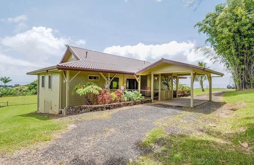 Pepeekeo House | Pacific Ocean views & newly renovated kitchen