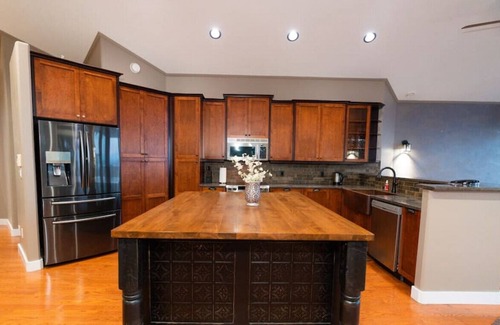 Colwood House | Pacific Outlook Retreat