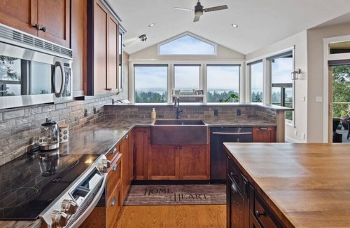Colwood House | Pacific Outlook Retreat