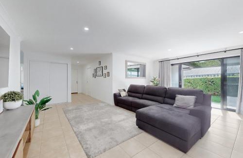 Pacific Pines House | Pacific Pines 3BR Peaceful Home Stay