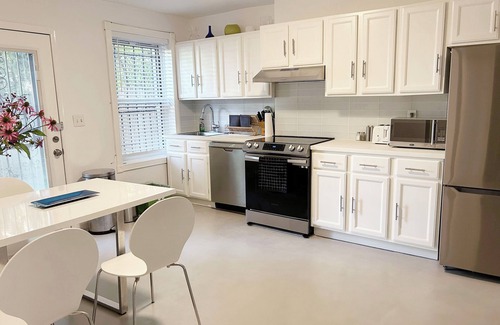 Bedford-Stuyvesant Apartment | Pack Yoga Mat & Tennis Racket: Sweet Brooklyn 1BR by park + garden access & W/D!