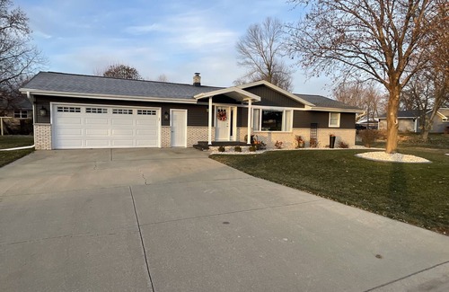 Forest Junction House | Packer Games, EAA, 2025 NFL Draft, Performing Arts - Cozy Complete Stay with Us!