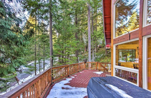Packwood House | Packwood Cabin Retreat w/ Private Hot Tub!