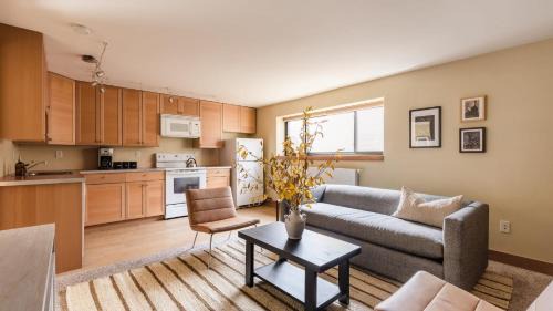 Historic District House | Paddington by AvantStay Cozy Chic Ski Lodge Mins from Mountain