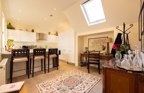 Paddington Apartment | Paddington Station 3-Bed 5-Guest Large Apartment in 1841 Victorian Pub