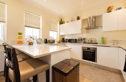 Paddington Apartment | Paddington Station 3-Bed 5-Guest Large Apartment in 1841 Victorian Pub