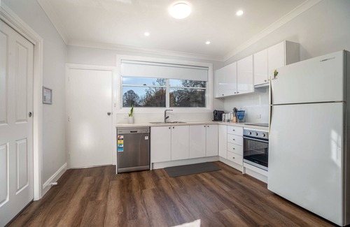 Orange Apartment | Paddington Villa 2 - Wi-fi, Netflix