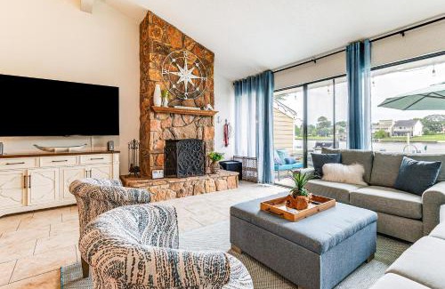April Sound Apartment | Paddleboards, Life Vests Lake Conroe Getaway!