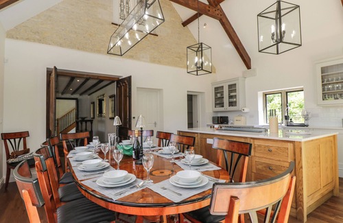 Castle Combe House | PADDOCK BARN, pet friendly, with a garden in Castle Combe