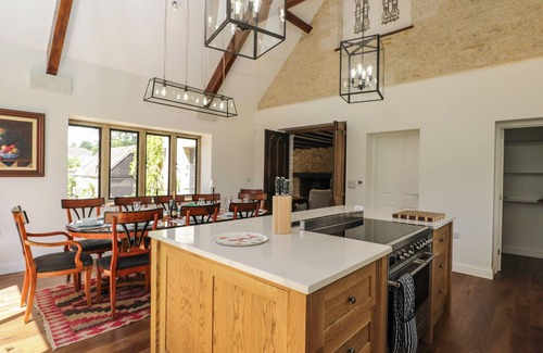 Castle Combe House | PADDOCK BARN, pet friendly, with a garden in Castle Combe