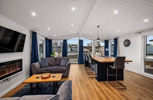 Perth Cottage | Paddock Lodges| Deluxe 2 Bed Chalet