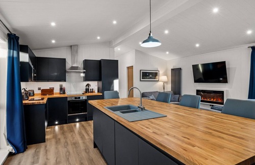 Perth Cottage | Paddock Lodges| Junior 2 Bed Chalet