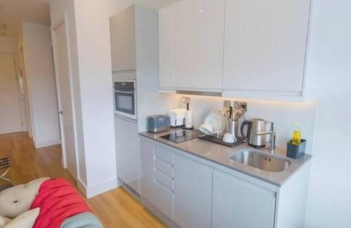 Slough Apartment | PAGE 256 BY JA'MO WITH KING BED AND FREE PARKING