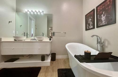 Big Water House | Page Arizona border town- Crimson Suite, Desert Canyon Getaway with views
