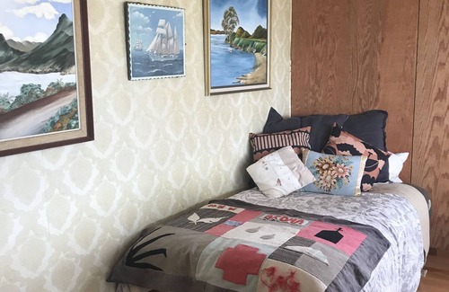 Pahi Cottage | Pahi - Kaipara Fishing Village! 2 minute walk to harbour swimming beach.