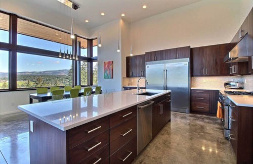 White Salmon House | 'Pahto's Retreat' Luxe White Salmon Home: Hot Tub