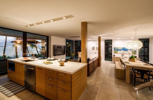 Paia House | Paia Bay House, ocean front with stunning views from all rooms in the house.