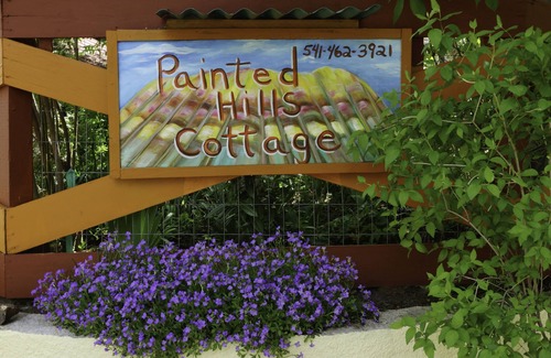 Mitchell Cottage | Painted Hills Vacation - Beautiful Oasis in High Desert of Eastern Oregon