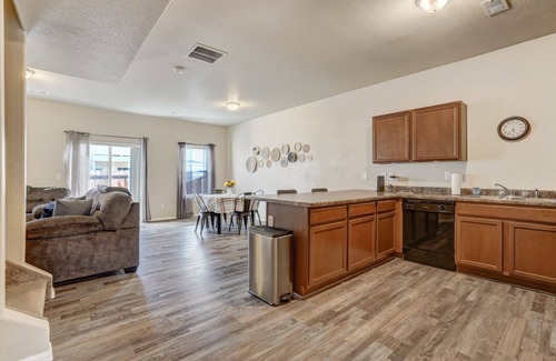 Southeast Colorado Springs House | Painted Sky Corporate Oasis-Mountain View-King Bed