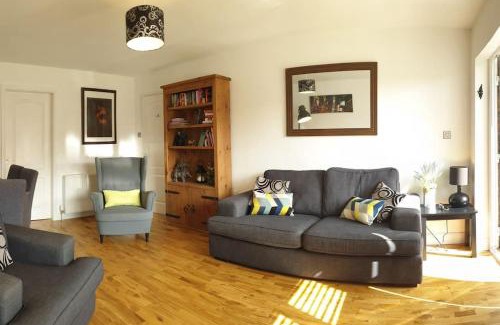 Paisley Apartment | Paisley Pineapple Flat Central UWS Glasgow Airport