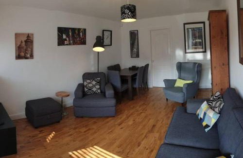 Paisley Apartment | Paisley Pineapple Flat Central UWS Glasgow Airport