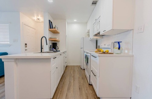 Galveston Condo | 𝐏𝐚𝐢𝐱 𝐁𝐥𝐞𝐮 𝐓𝐨𝐨 Coastal Condo| Pool |Pets