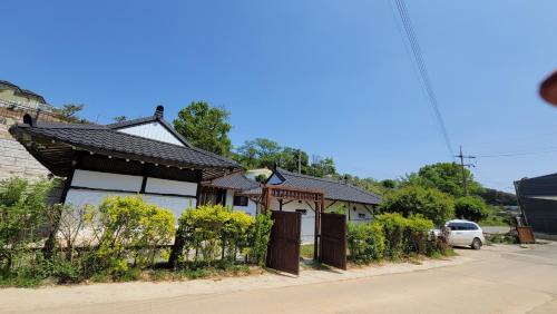 Paju House | Paju Hanokaeseo Harureul