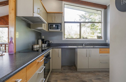 Tairua House | Paku View Retreat - Tairua Holiday Home