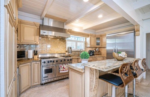 Lincoln Acres House | Palace/3000 sq ft/9 beds/centrally located to all of SD attractions