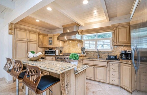 Lincoln Acres House | Palace/3000 sq ft/9 beds/centrally located to all of SD attractions