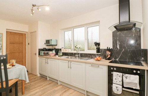 Hereford House | PALACE BUNGALOW, pet friendly, with open fire in St Weonards