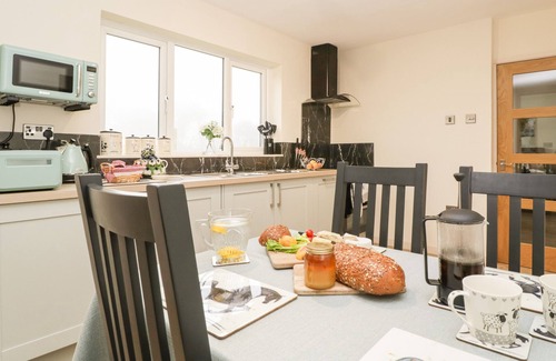 Hereford House | PALACE BUNGALOW, pet friendly, with open fire in St Weonards