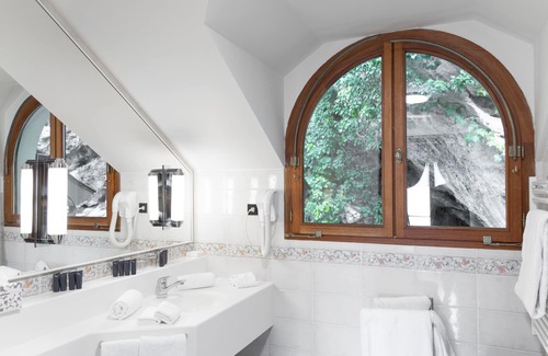 Menthon-Saint-Bernard Hotel | Palace de Menthon
