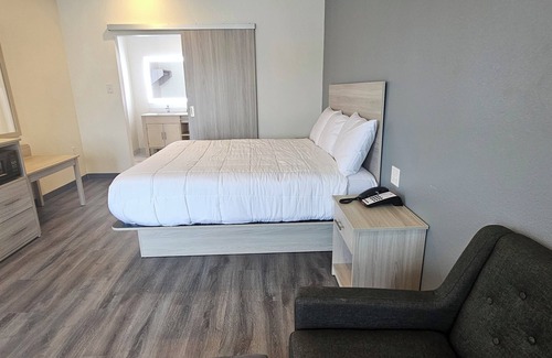 McNair Hotel | Palace Inn Baytown at Harrison St