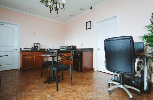 Baytown Hotel | Palace Inn - Baytown I-10