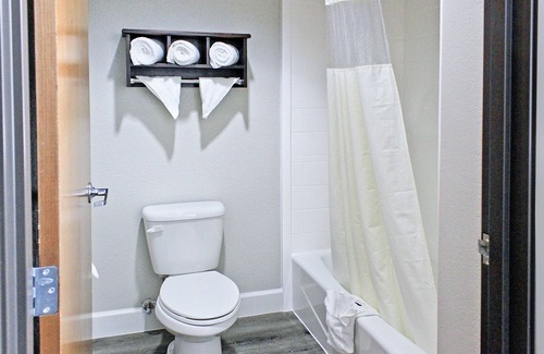 Spring Branch Hotel | Palacio Royale Inn Houston NW Beltway 8