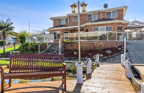 Sussex Inlet House | Palatial Multi-family Waterfront