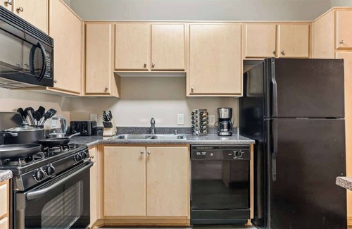 Marina del Rey Bed & Breakfast | Palaya Stay 1BR Oasis 2.5 mi to Marina & Beach