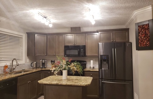 Saskatoon House | Palazzo Bella a Beautiful Home around the Airport with Work-Space and a HOT-TUB.