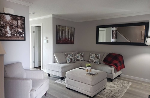 Saskatoon House | Palazzo Bella a Beautiful Home around the Airport with Work-Space and a HOT-TUB.