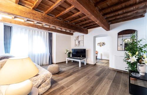 Santa Maria Novella Apartment | PalazzoVilla historic building luxury suite