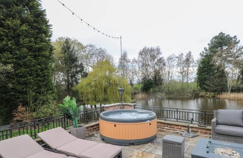 Macclesfield House | PALE FARM, family friendly, character holiday cottage in Macclesfield