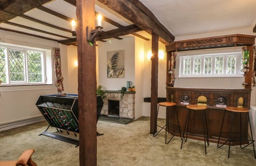 Macclesfield House | PALE FARM, family friendly, character holiday cottage in Macclesfield