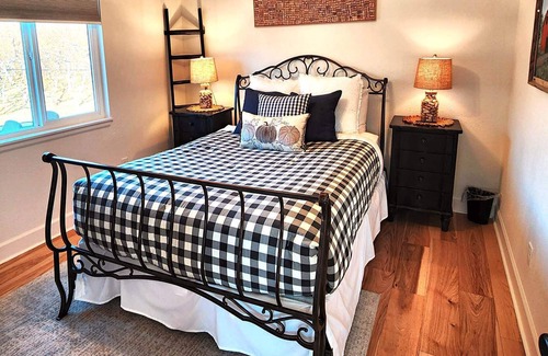 Palisade House | Palisade Peach Orchard Cottage. Free WiFi