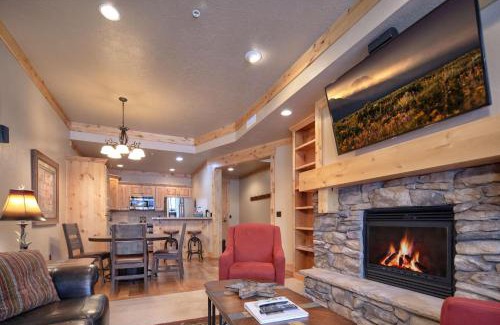 Victor House | Palisades Lodge Suite 206