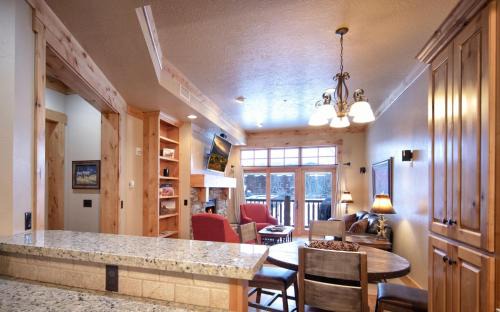 Victor House | Palisades Lodge Suite 206