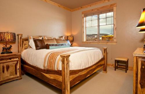 Victor House | Palisades Lodge Suite 206