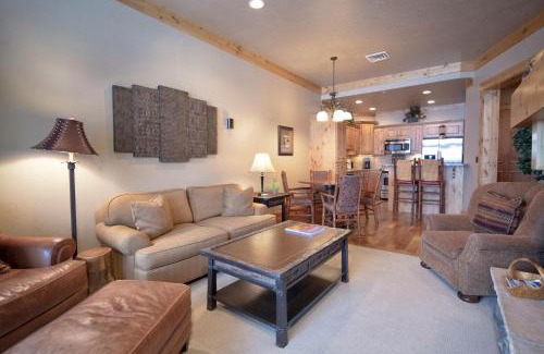 Victor House | Palisades Lodge Suite 307